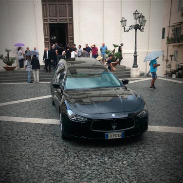 Maserati nero all'uscita della chiesa